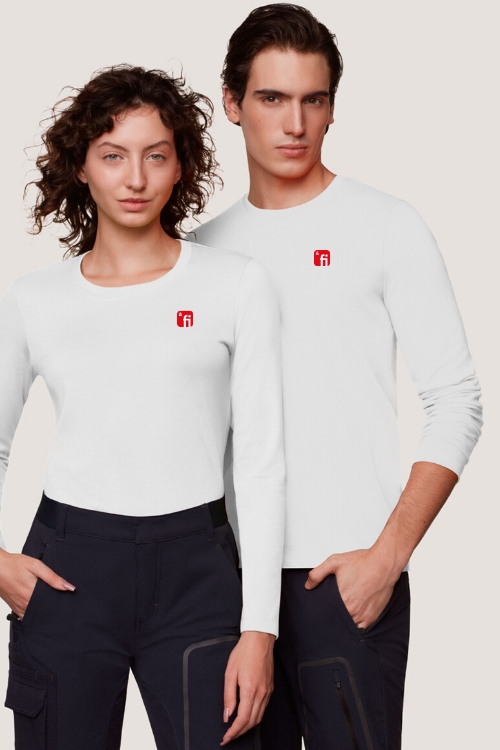 Männliches und weibliches Model tragen ein weißes Langarmshirt mit rotem Finanz Informatik Logo auf der linken Brust