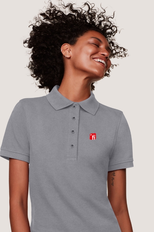 Weibliches Model mit hellgrauem Poloshirt mit rotem rotem Finanz Informatik Logo auf linker Brust