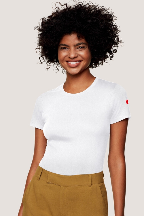 Weibliches Model trägt weißes T-Shirt mit Rundhalsausschnitt mit rotem Finanz Informatik Logo auf der linken Schulter