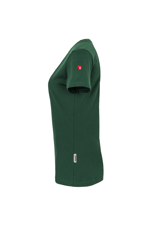 Grünes T-Shirt seitlich mit Rundhalsausschnitt mit rotem Finanz Informatik Logo auf der linken Schulter