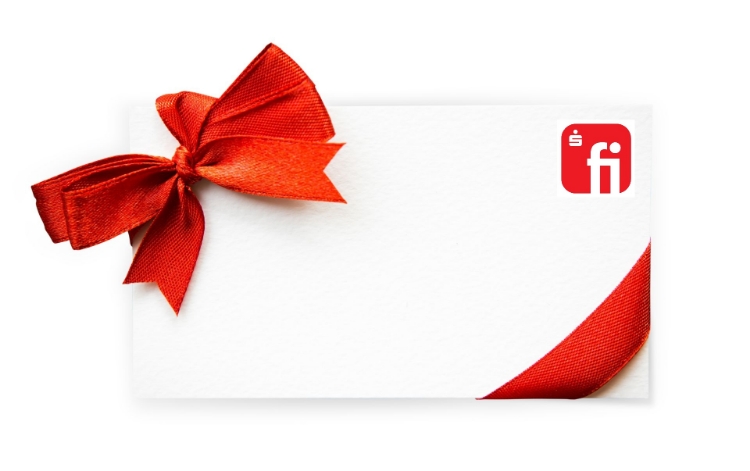 Weiße Gutscheinhülle mit roter Schleife und rotem Finanz Informatik Logo auf in der oberen linken Ecke