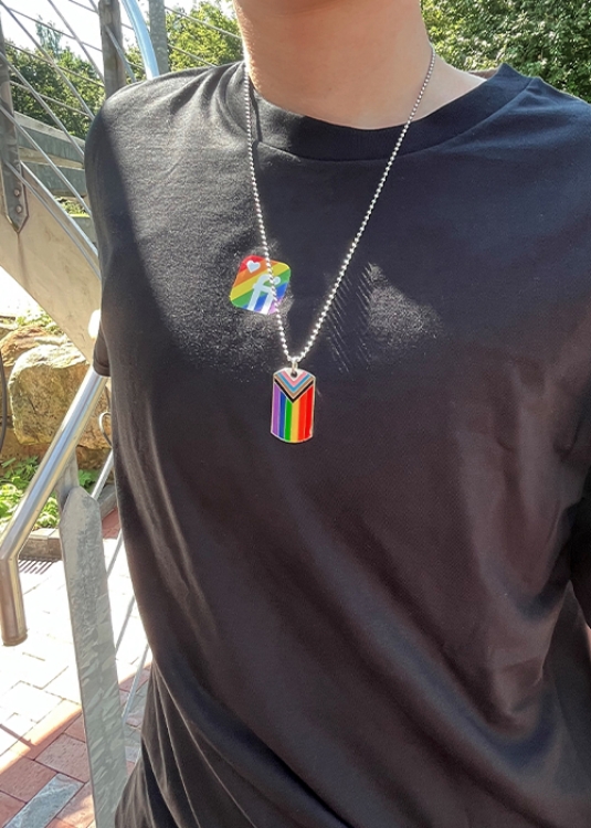 Model mit schwarzem T-Shirt mit Finanz Informatik Logo in Regenbodenfarben