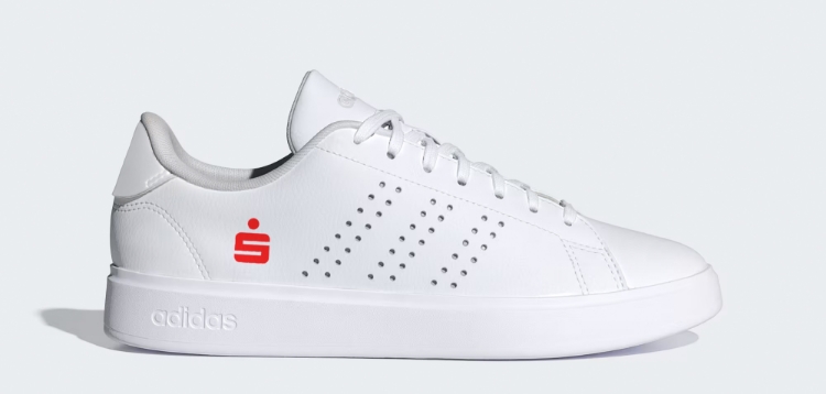 Weißer Sneaker, rotes Sparkassenlogo seitlich