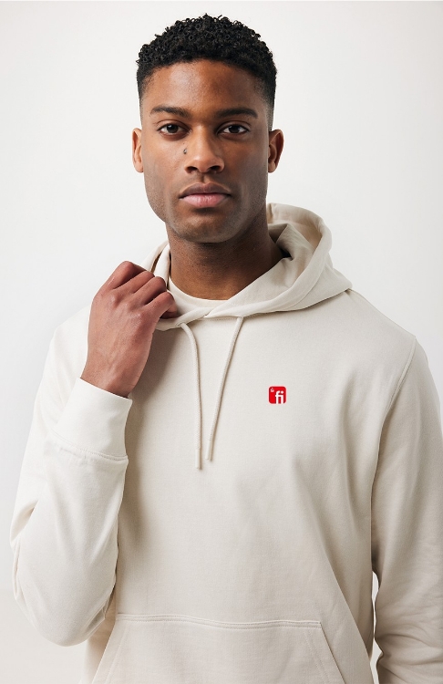 Männliches Model mit weißem Kapuzen Hoody mit rotem Finanz Informatik Logo auf linker Brust