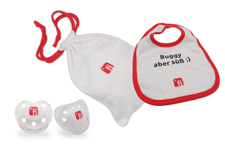 Set aus weißem Schnuller mit rotem Finanz Informatik Logo auf Vorderseite, Weißer Beutel mit rotem Zugband und rotem Finanz Informatik Logo mittig auf Vorderseite, Lätzchen in weiß mit rotem Rand und rotem Finanz Informatik Logo, Satz "Buggy aber süß" in schwarz oberhalb des Logos